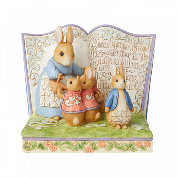 Diese Jim Shore Beatrix Potter Peter Rabbit Storybook Figur zeigt Mrs. Rabbit, Flopsy, Mopsy, Cotton-tail und Peter Rabbit.